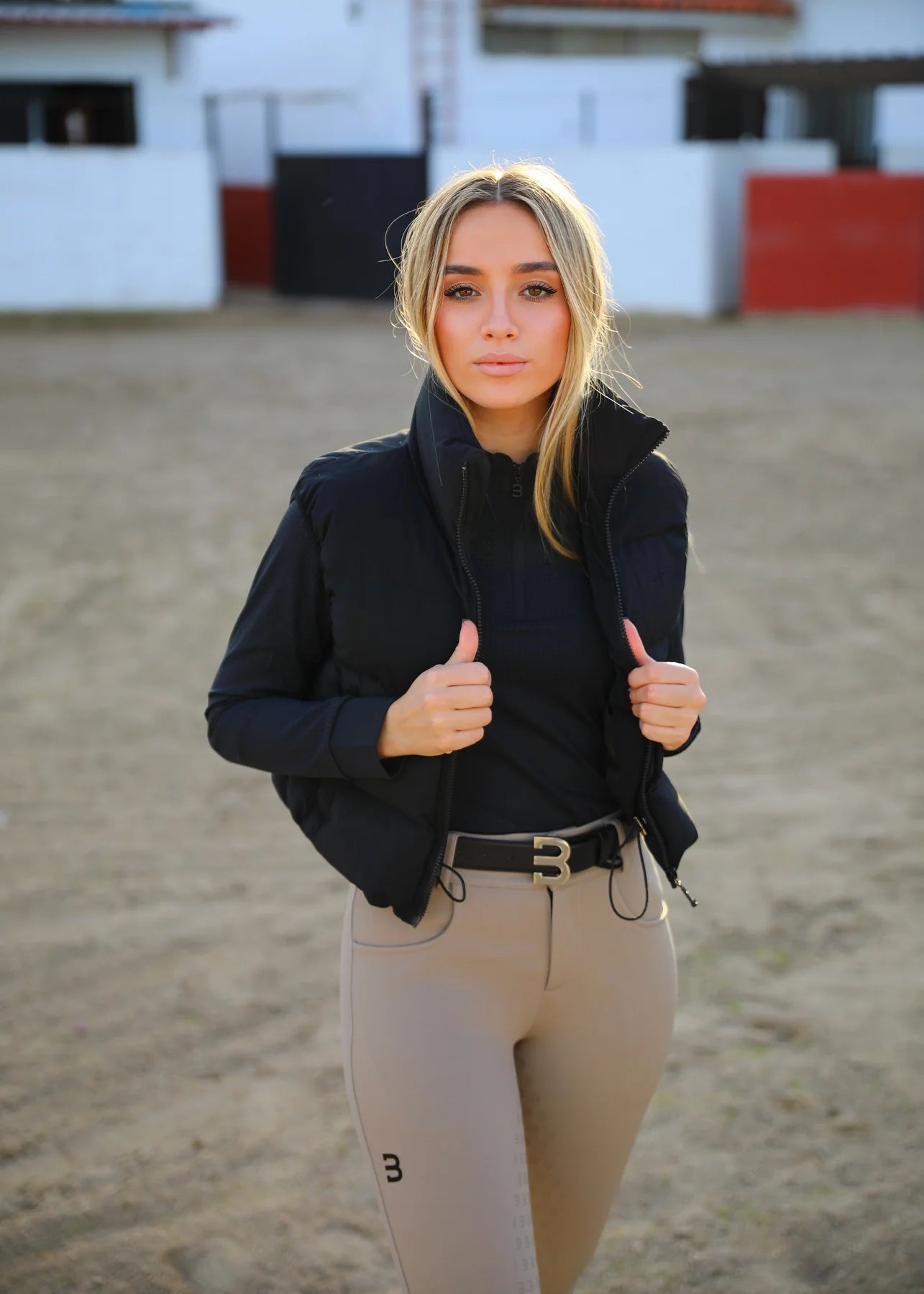 クロップド丈ダウンベスト ブラック 調節用ゴム紐付き Bullet Equestrian design レディース