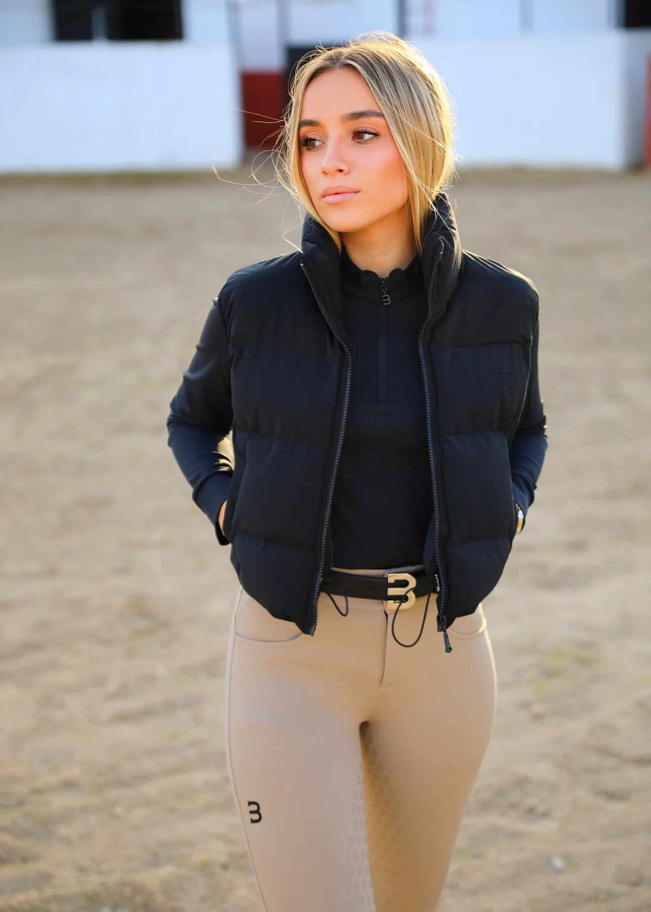 クロップド丈ダウンベスト ブラック 調節用ゴム紐付き Bullet Equestrian design レディース