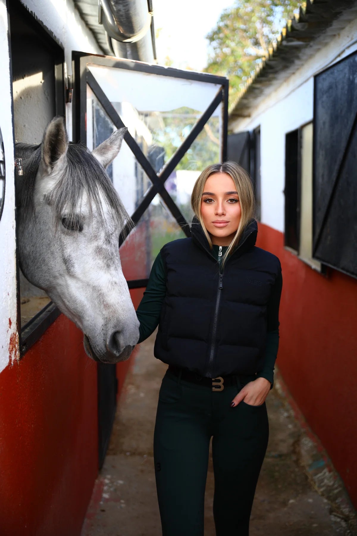 クロップド丈ダウンベスト ブラック 調節用ゴム紐付き Bullet Equestrian design レディース