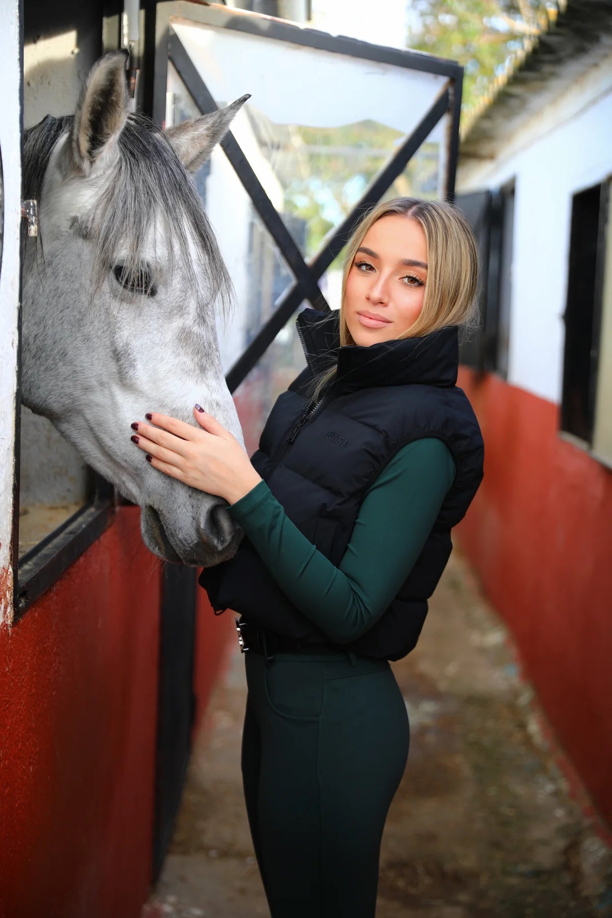 クロップド丈ダウンベスト ブラック 調節用ゴム紐付き Bullet Equestrian design レディース