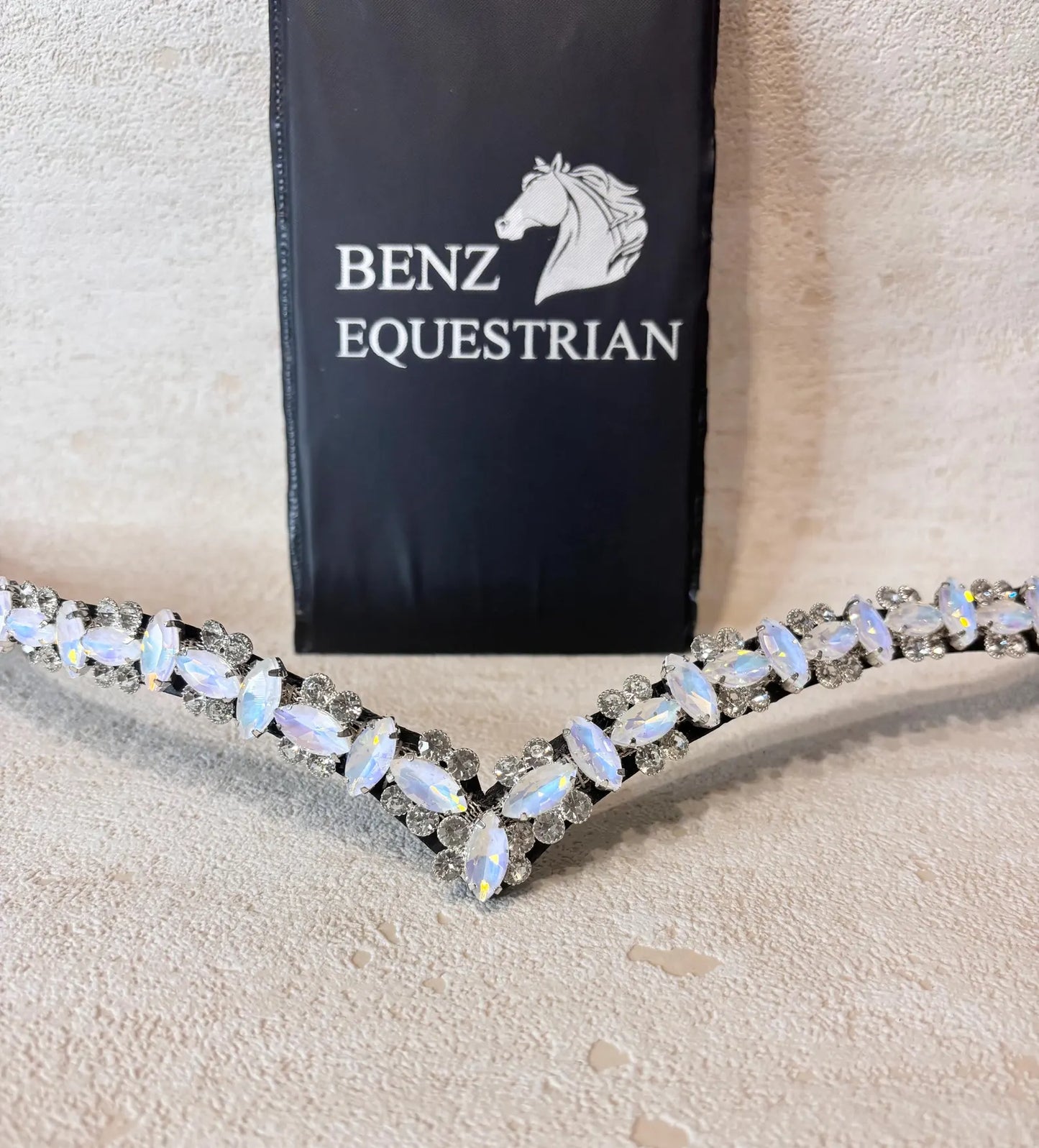 スワロフスキーVシェイプ額革 ローズゴールド/スカイブルー/ホワイトオパール Benz Equestrian