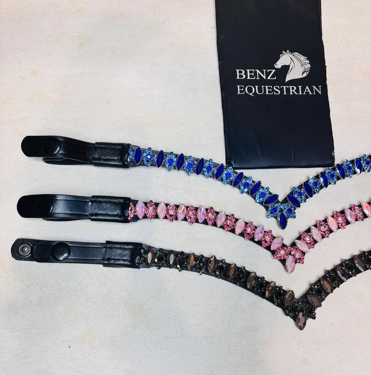 スワロフスキー額革 Vシェイプ サファイアブルー/フーシャピンク/ブラック Benz Equestrian