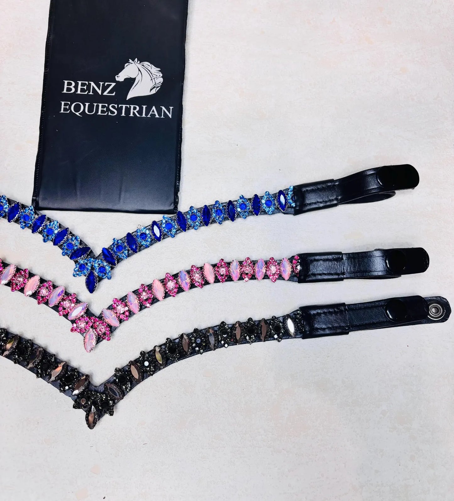 スワロフスキー額革 Vシェイプ サファイアブルー/フーシャピンク/ブラック Benz Equestrian