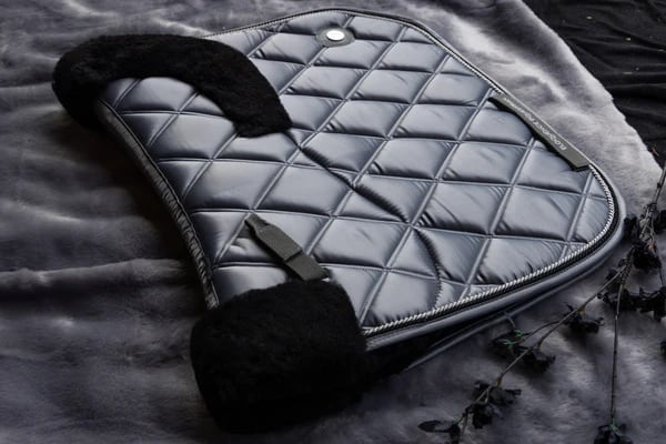 Top quality natural wool fur padded bib for riding track Bib to prevent saddle scratches Eloquence Equestrian