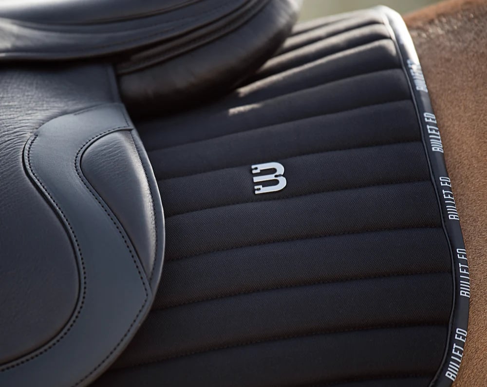 速乾サドルパッド&イヤーネット 2点セット ブラック 馬場用ゼッケン Bullet Equestrian design フル