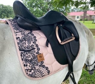 サテンレースサドルパッド&ロングイヤーネット セット ローズベージュ/ブラック 馬場用 障害用 ゼッケン
