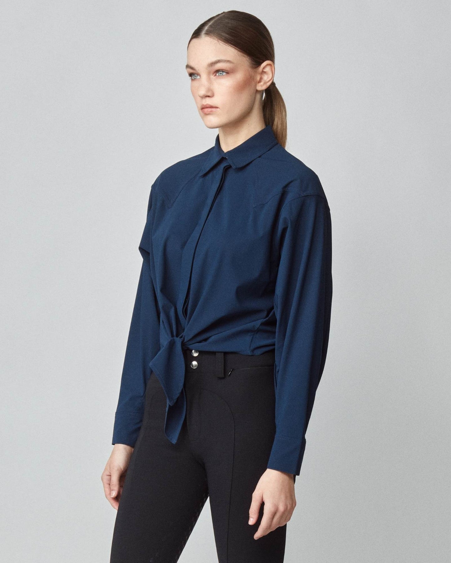Riding shirt with front tie in stretch technical fabric, navy/white Yagya