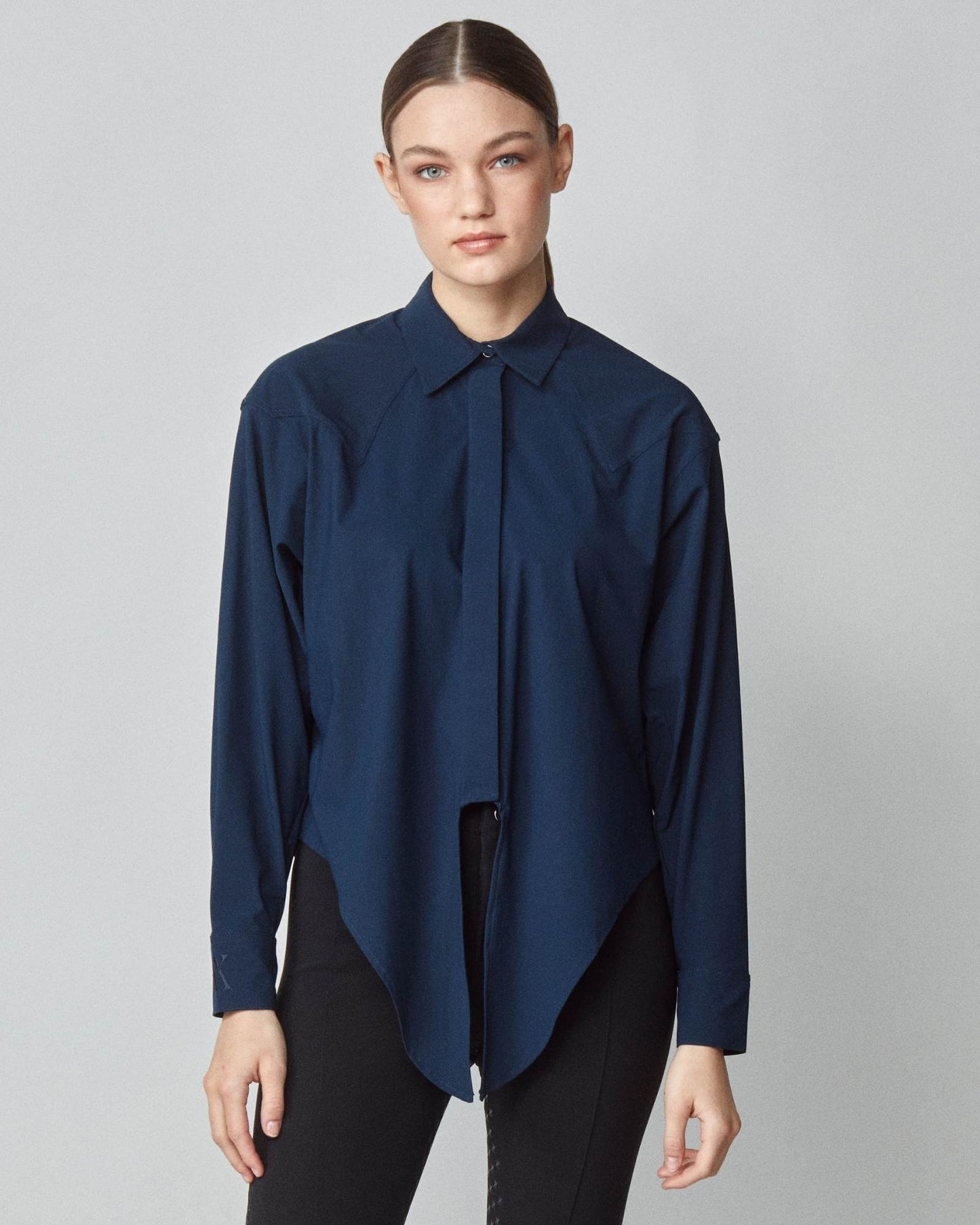 Riding shirt with front tie in stretch technical fabric, navy/white Yagya
