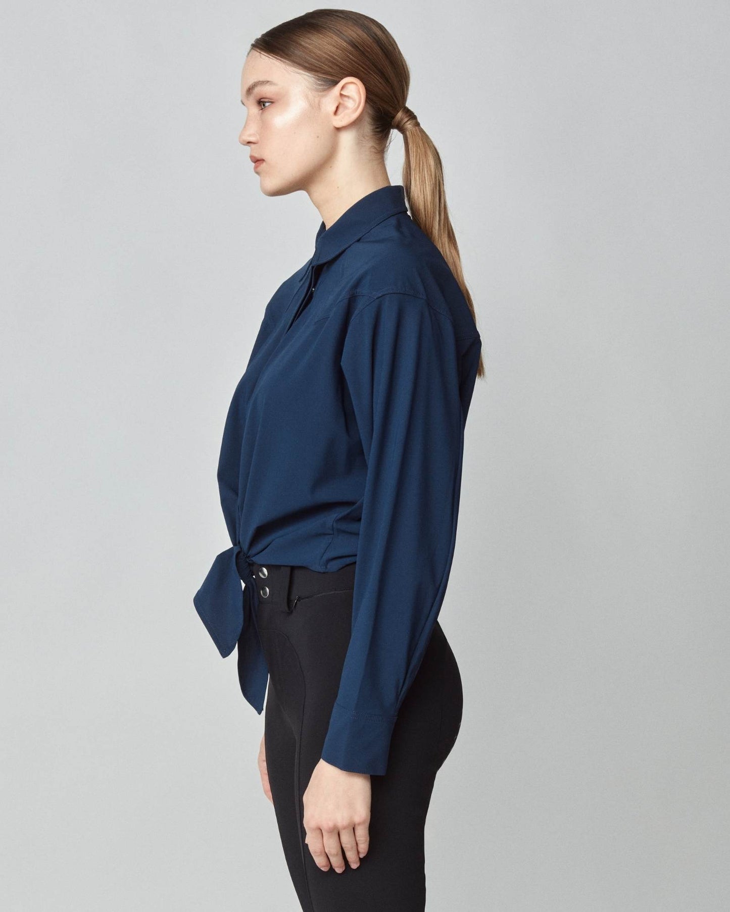 Riding shirt with front tie in stretch technical fabric, navy/white Yagya