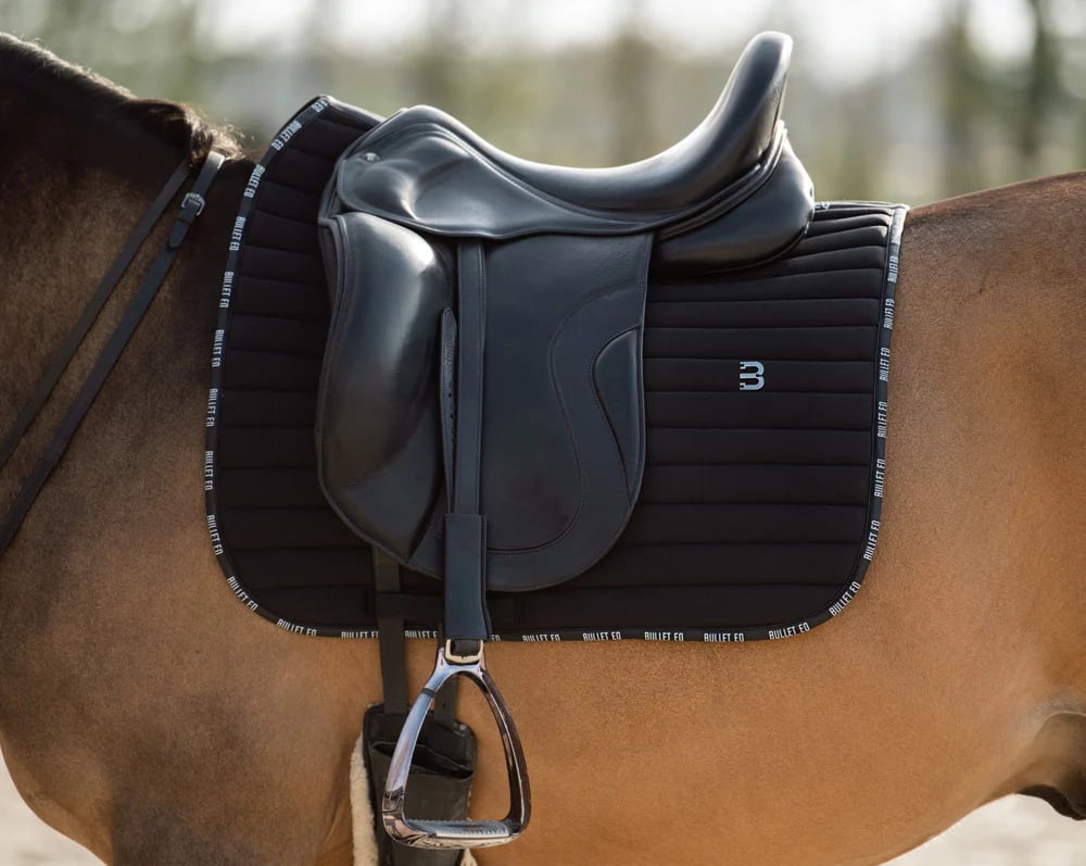 速乾サドルパッド＆イヤーネット 2点セット ブラック 馬場用ゼッケン Bullet Equestrian design フル