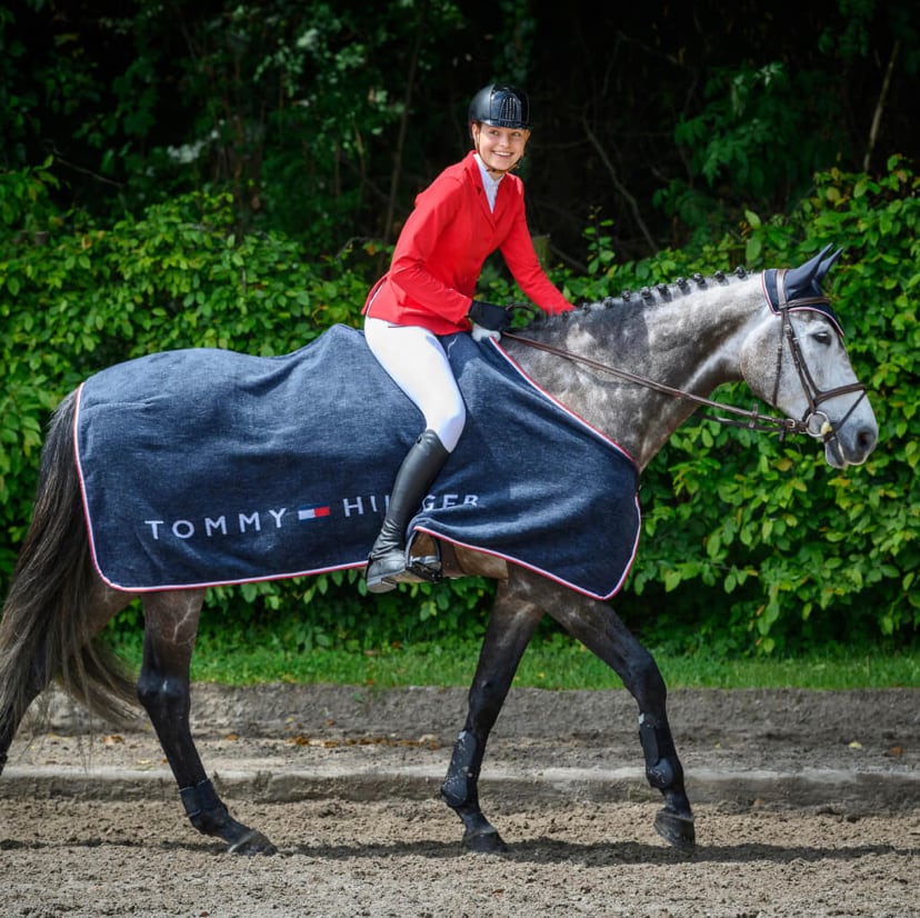 フリース馬着 Tommy Hillfiger Equestrian ビックロゴ フリースラグ｜乗馬用品店レクシア